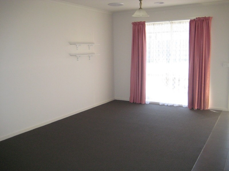 6 Lomandra Court, Drouin VIC 3818