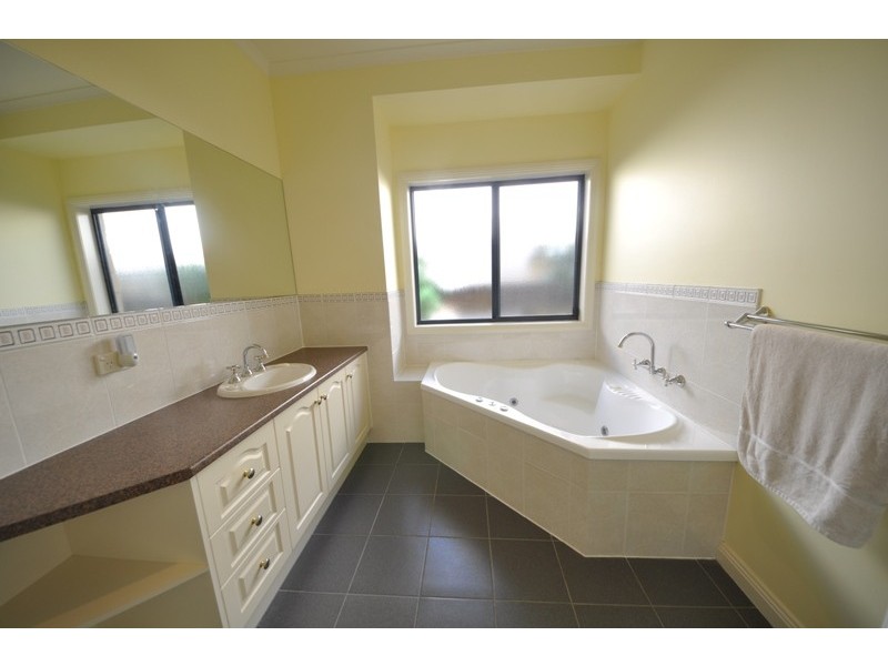 8 Deakin Court, Warragul VIC 3820