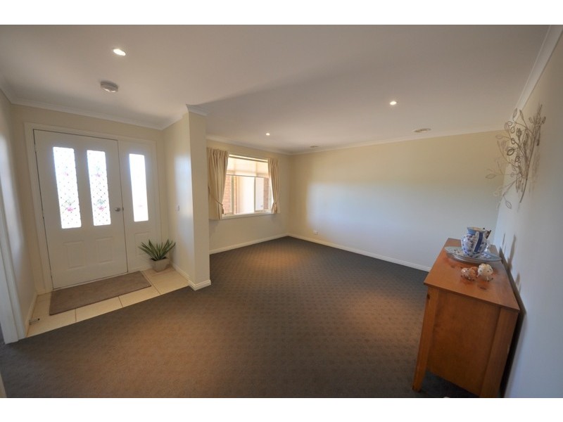 3 Eden Place,, Drouin VIC 3818