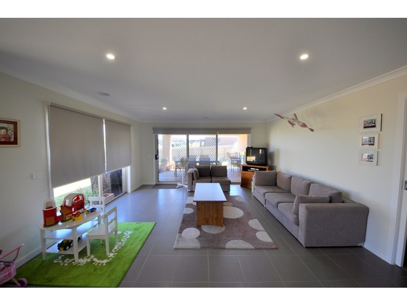 6 Wordsworth Court, Drouin VIC 3818