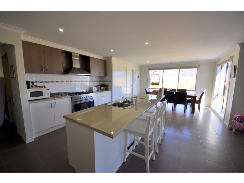 6 Wordsworth Court, Drouin VIC 3818