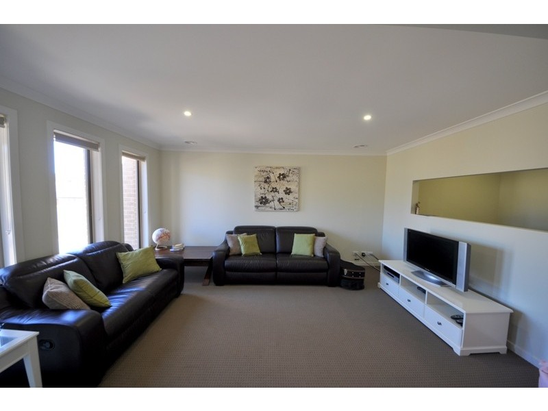 6 Wordsworth Court, Drouin VIC 3818