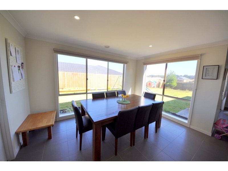 6 Wordsworth Court, Drouin VIC 3818