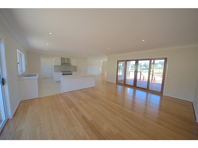 8 Crystal Court, Drouin VIC 3818