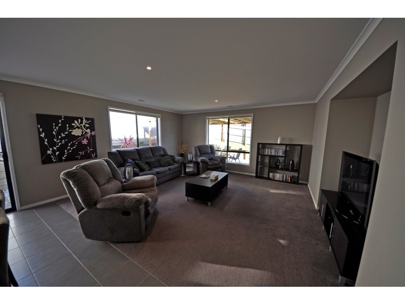 13 Eucalypt Court, Drouin VIC 3818