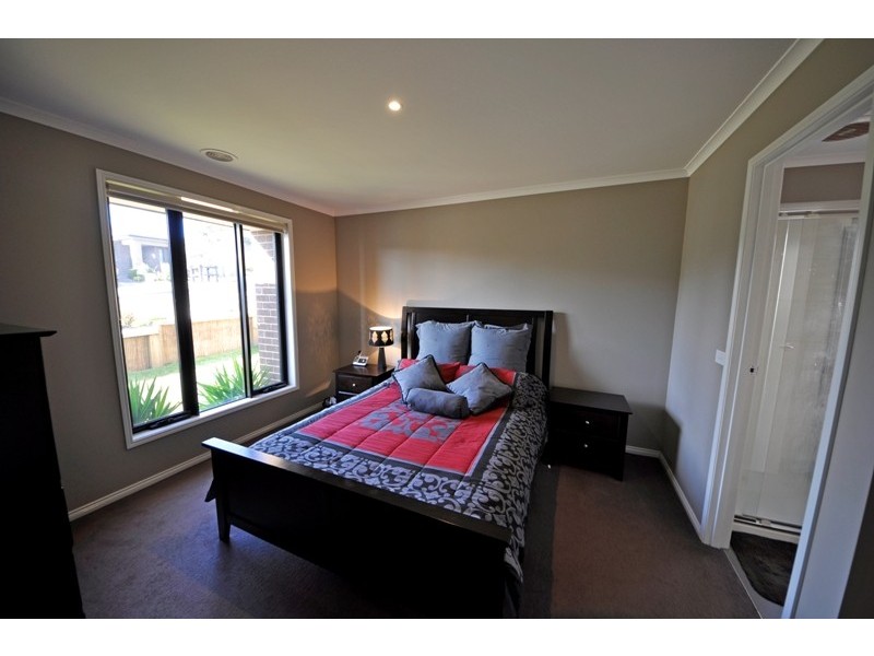 13 Eucalypt Court, Drouin VIC 3818