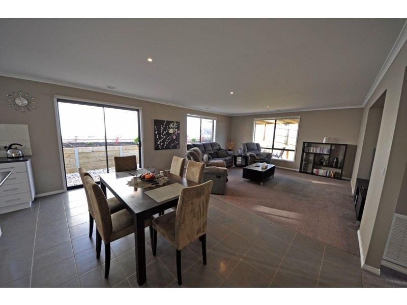 13 Eucalypt Court, Drouin VIC 3818