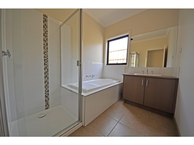 11 Harmon Drive, Drouin VIC 3818