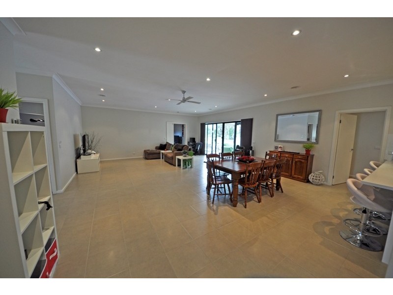 37 Bunjil Drive, Drouin VIC 3818
