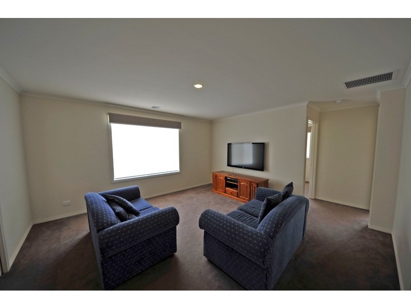 16 Jamescott Drive, Drouin VIC 3818