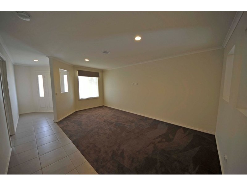 16 Jamescott Drive, Drouin VIC 3818