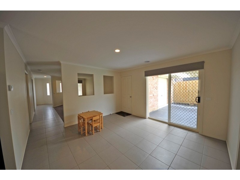 16 Jamescott Drive, Drouin VIC 3818