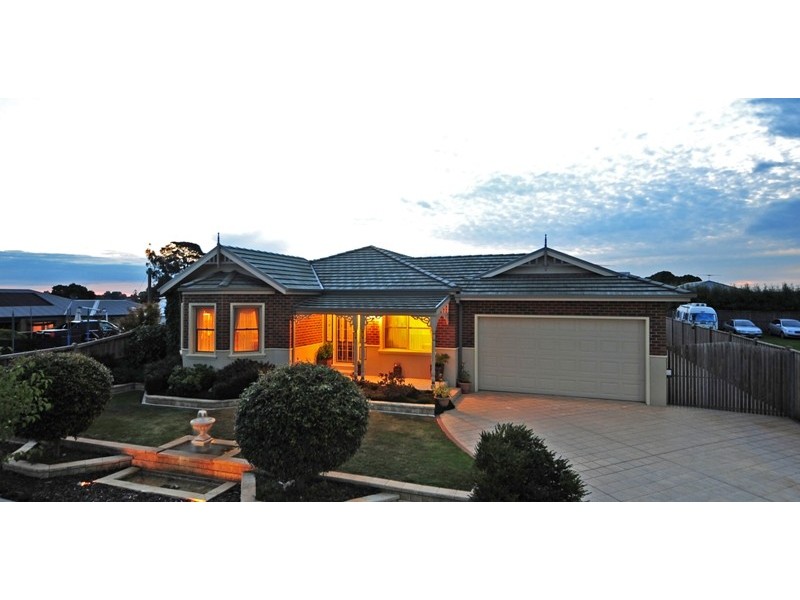 5 Mountain Vista Court, Drouin VIC 3818