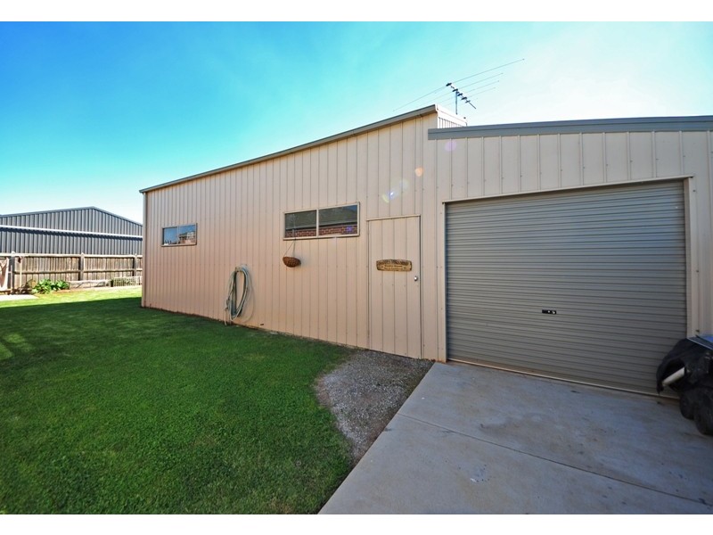 5 Mountain Vista Court, Drouin VIC 3818