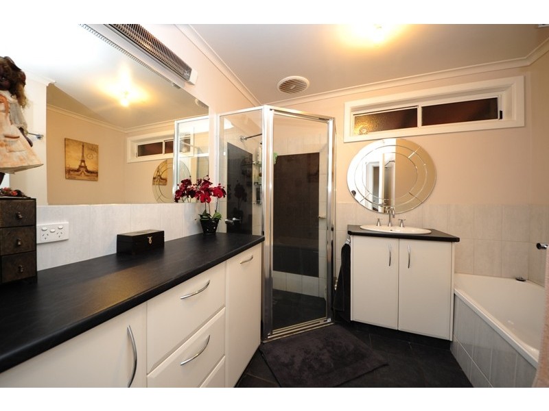 15-17 Beverley Street, Drouin East VIC 3818