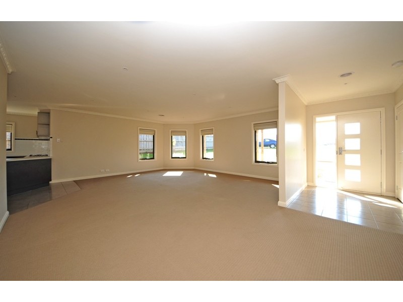 1/5 Lyndhurst Square, Drouin VIC 3818