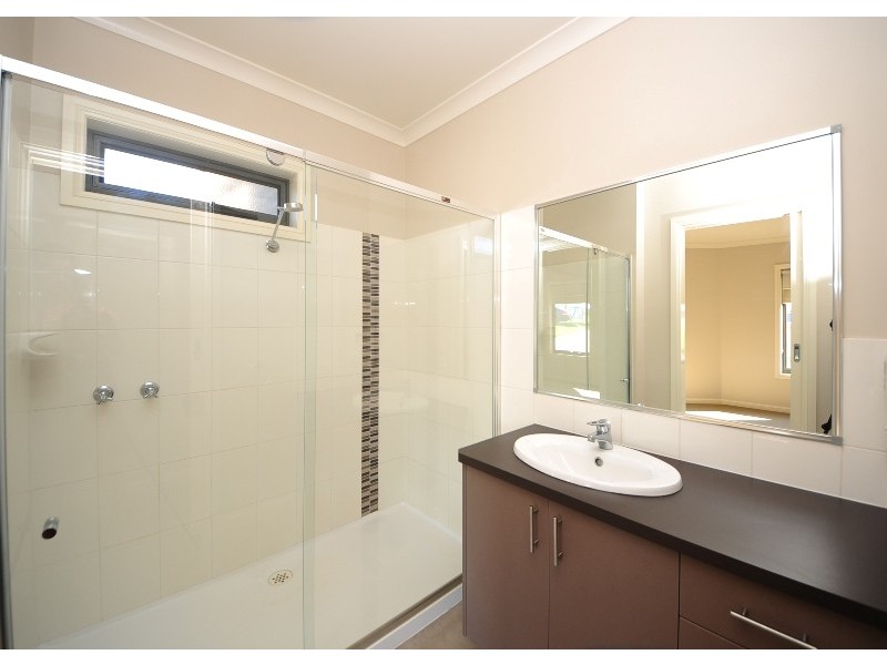 1/5 Lyndhurst Square, Drouin VIC 3818