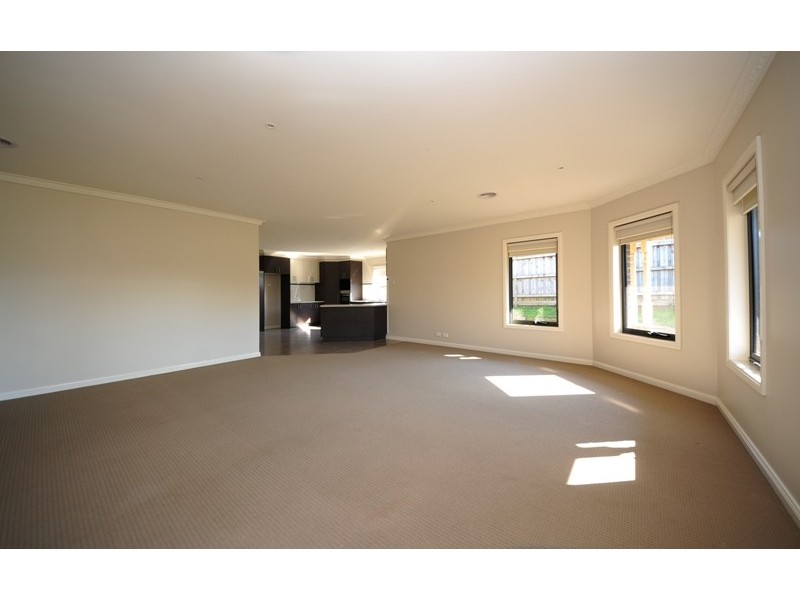 1/5 Lyndhurst Square, Drouin VIC 3818