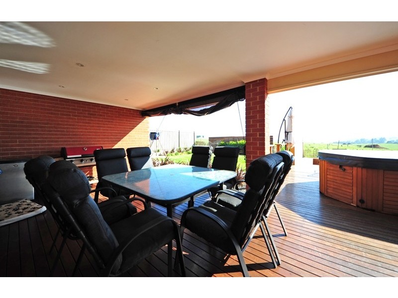 18 Lyndhurst Square, Drouin VIC 3818