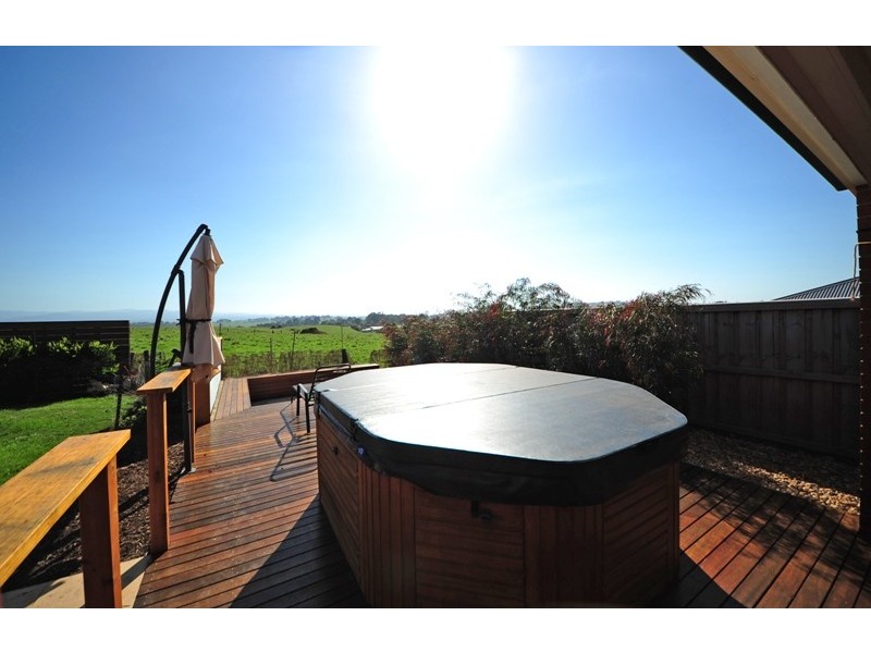 18 Lyndhurst Square, Drouin VIC 3818