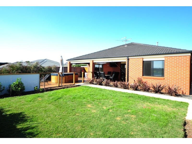 18 Lyndhurst Square, Drouin VIC 3818