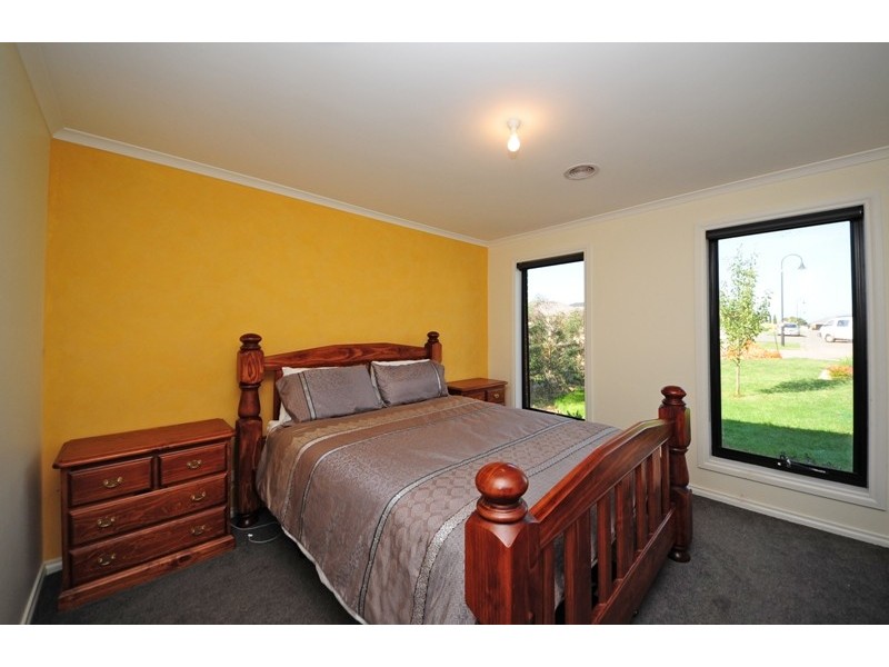 18 Lyndhurst Square, Drouin VIC 3818