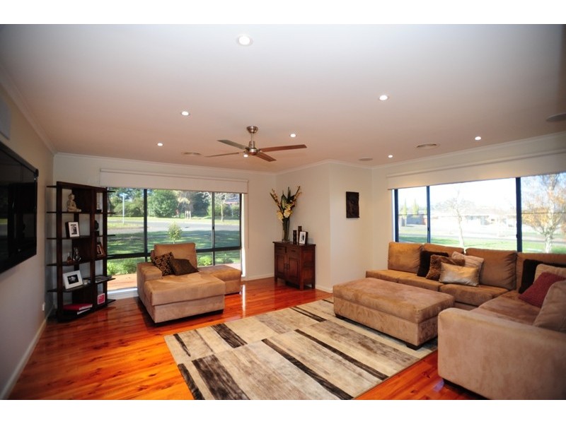 2 Lindsay Street, Drouin VIC 3818