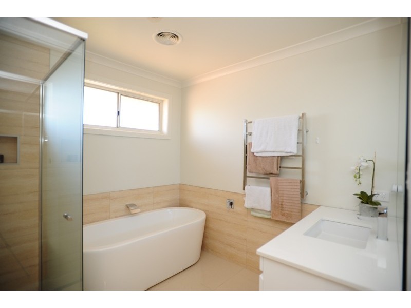 2 Lindsay Street, Drouin VIC 3818