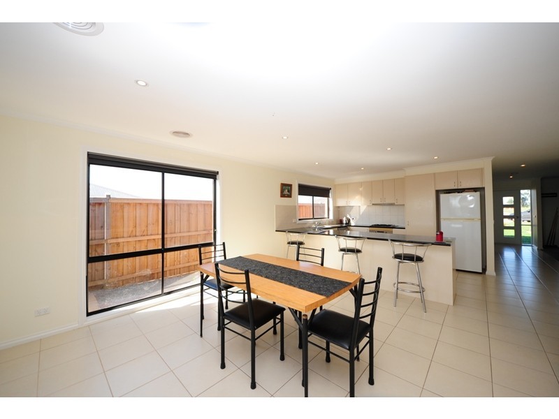 18 Lyndhurst Square, Drouin VIC 3818