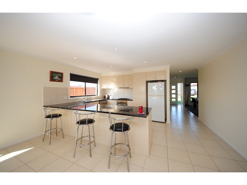 18 Lyndhurst Square, Drouin VIC 3818