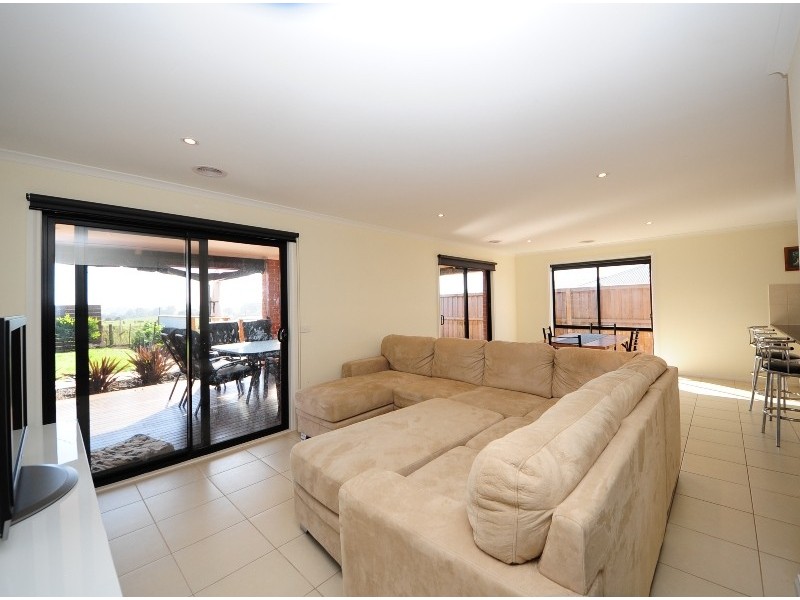 18 Lyndhurst Square, Drouin VIC 3818