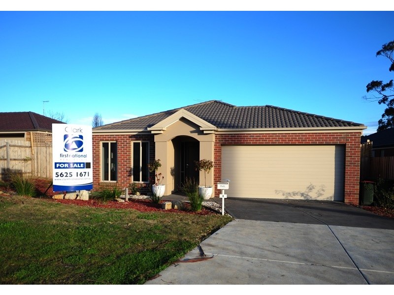 8 Namel Court, Drouin VIC 3818