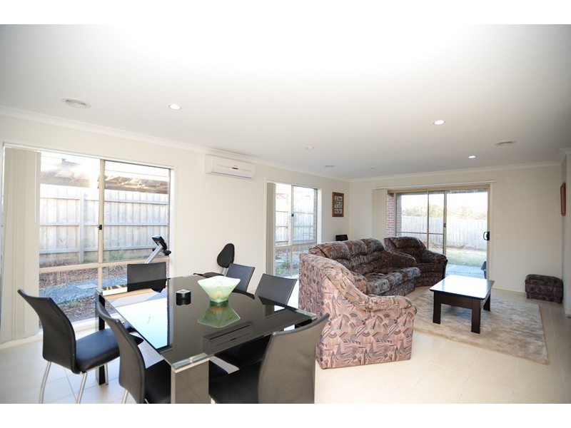 8 Namel Court, Drouin VIC 3818