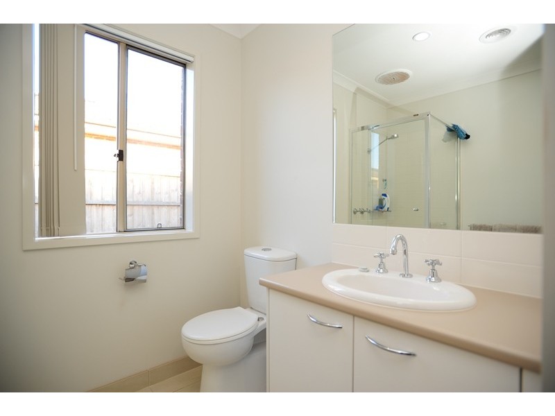 8 Namel Court, Drouin VIC 3818