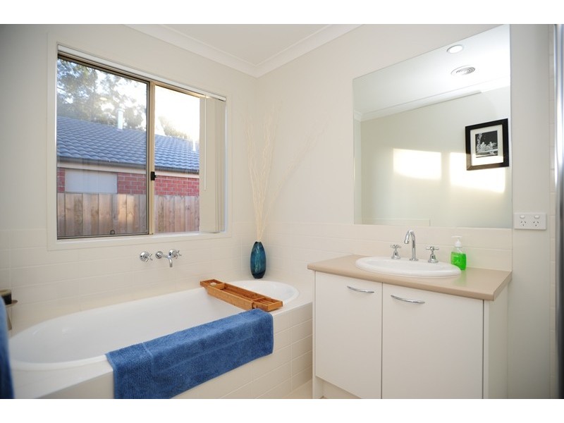 8 Namel Court, Drouin VIC 3818