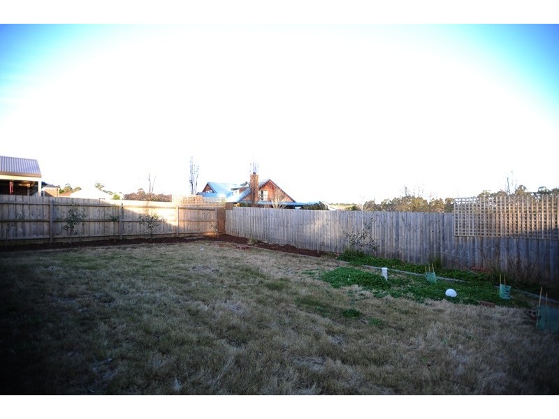 8 Namel Court, Drouin VIC 3818