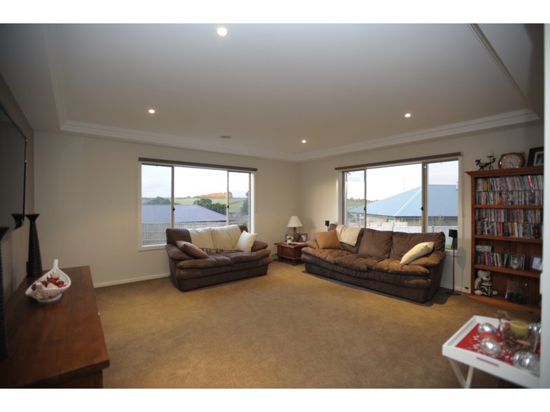 27 Buntine Drive, Warragul VIC 3820