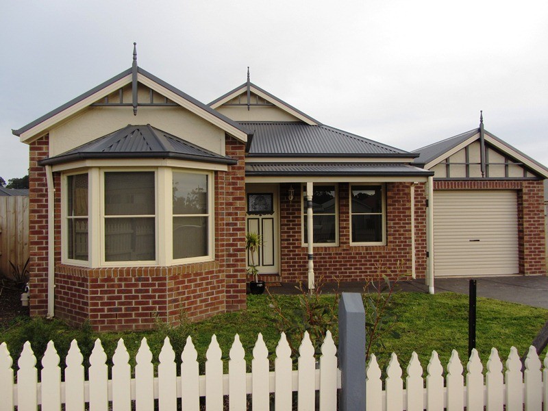 77 Cook Street, Drouin VIC 3818