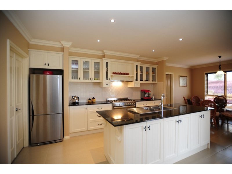 10 Crystal Court, Drouin VIC 3818