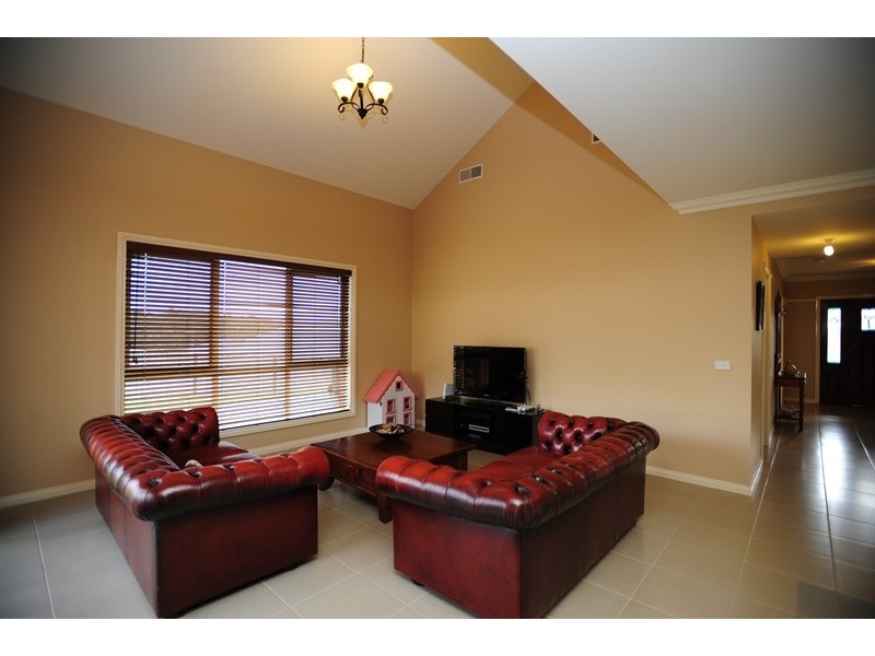 10 Crystal Court, Drouin VIC 3818