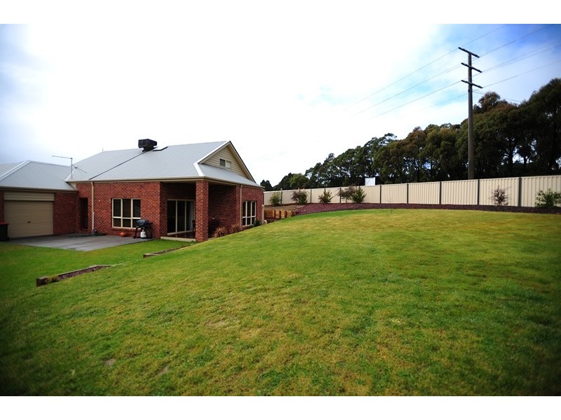 10 Crystal Court, Drouin VIC 3818