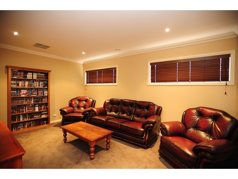 10 Crystal Court, Drouin VIC 3818