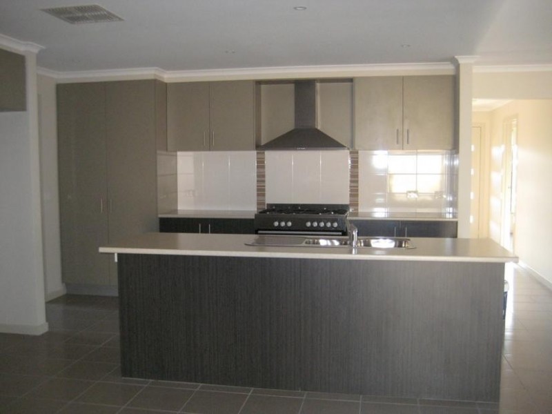 3 Greyfriars Way, Drouin VIC 3818