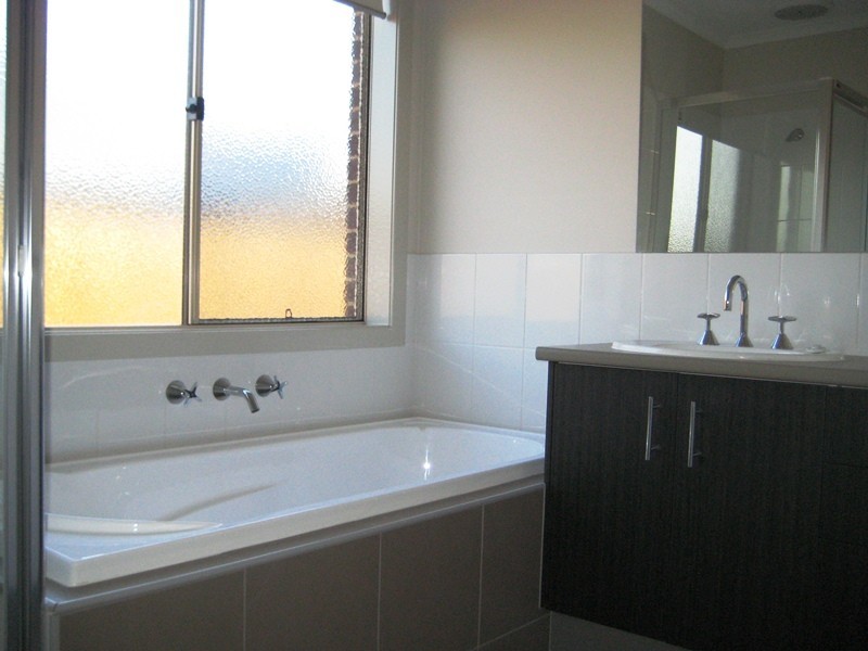 3 Greyfriars Way, Drouin VIC 3818