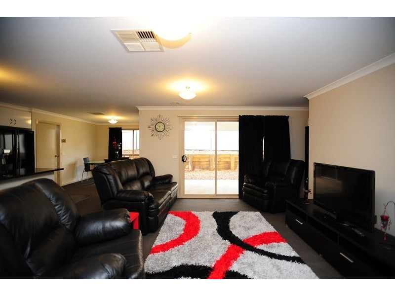 13 Mineral Court, Drouin VIC 3818