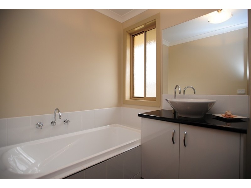 13 Mineral Court, Drouin VIC 3818