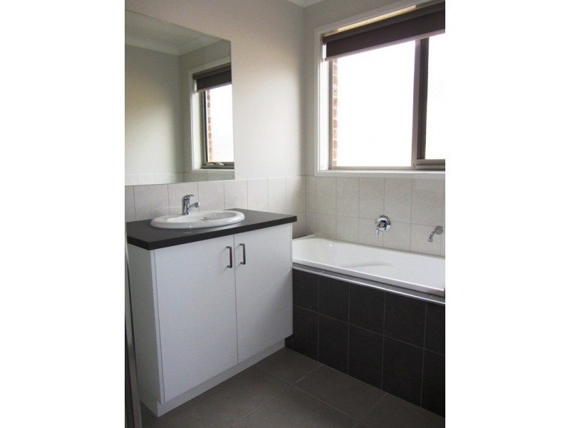 6 Dot Court, Drouin VIC 3818