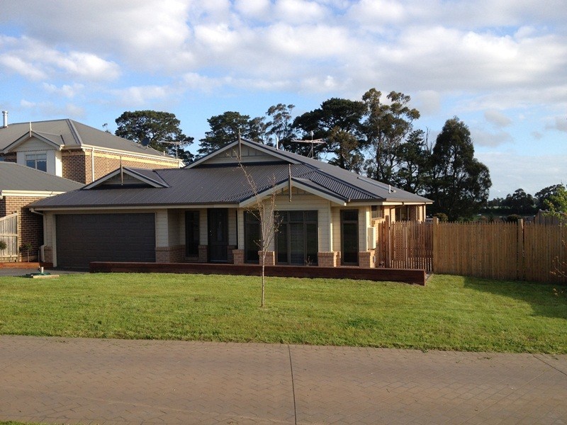 4 Lyndhurst Square, Drouin VIC 3818
