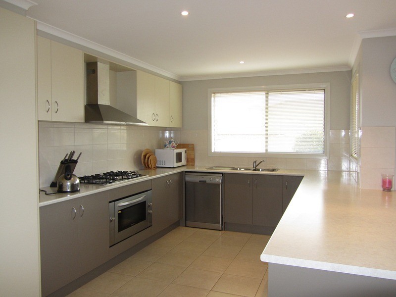 4 Lyndhurst Square, Drouin VIC 3818