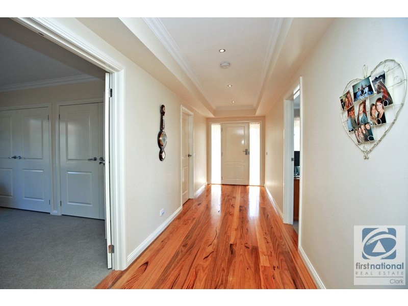 8 Grange Crescent, Warragul VIC 3820